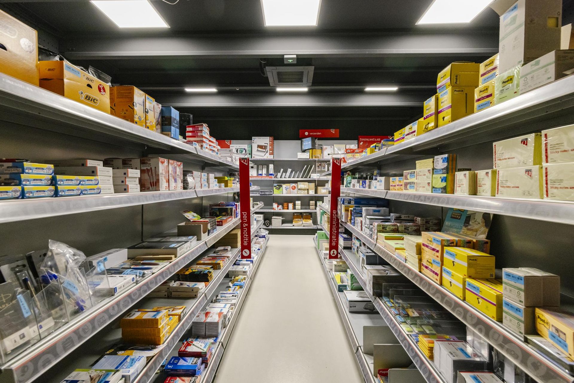 Slide 1: magazijn of winkel, min. 2400 px breed