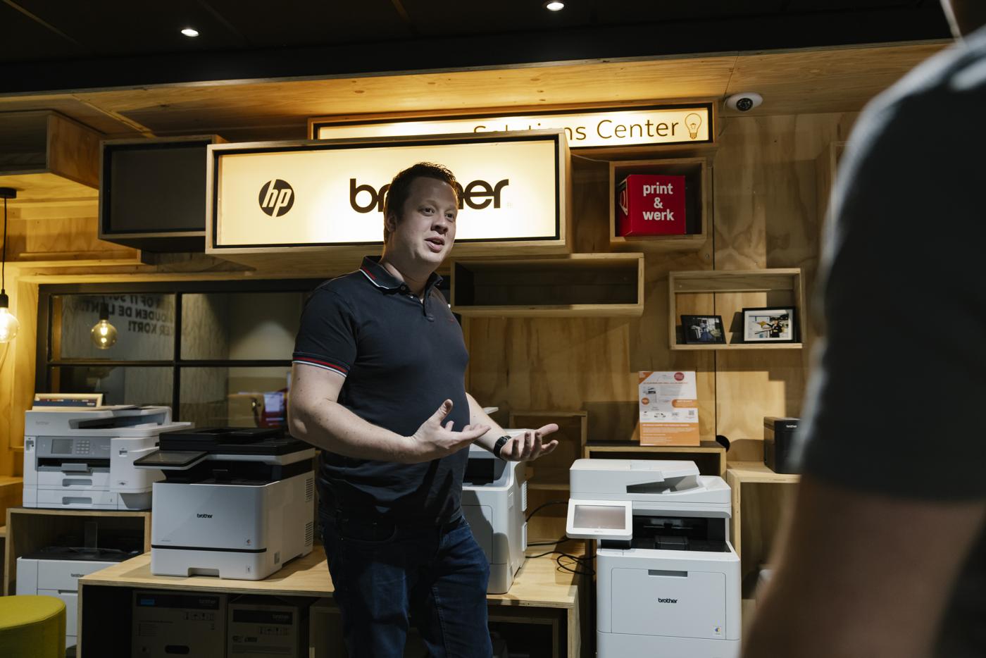 Printers en ICT: monteur bij printer